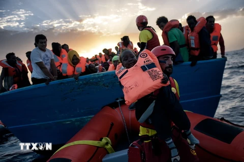 Người di cư được cứu trên Địa Trung Hải, cách Libya khoảng 37km về phía Bắc ngày 3/10. (Nguồn: AFP/TTXVN)