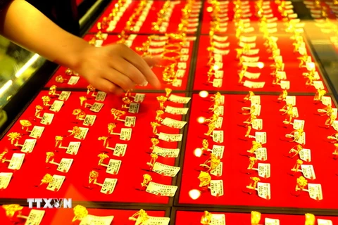 Vàng trang sức được bày bán tại một cửa hàng ở thành phố Lianyungang, tỉnh Giang Tô, miền Đông Trung Quốc. (Nguồn: THX/TTXVN)