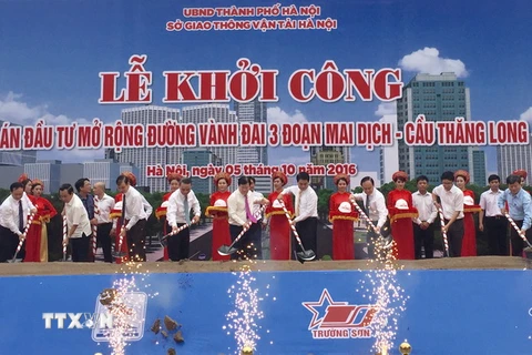 Các đại biểu thực hiện nghi lễ khởi công. (Ảnh: Nguyễn Thắng/TTXVN)