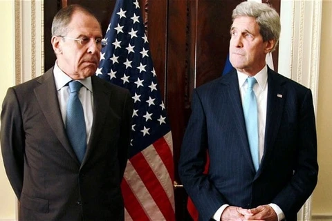 Ngoại trưởng Nga Sergei Lavrov và người đồng cấp Mỹ John Kerry trong một cuộc gặp tại London. (Nguồn: AP)
