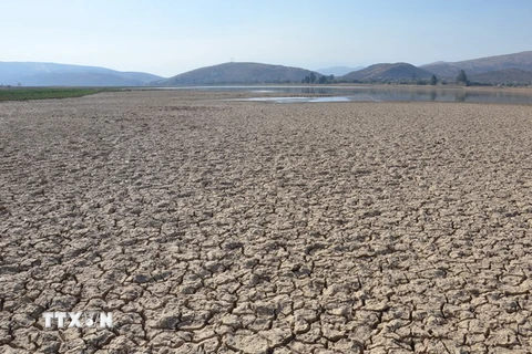Hồ La Angostura ở Bolivia cạn khô nước do nắng nóng và hạn hán kéo dài. (Nguồn: AFP/TTXVN)