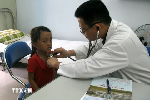 Bác sỹ khám sàng lọc bệnh tim cho trẻ dưới 16 tuổi. (Ảnh: ​Xuân Triệu/TTXVN)