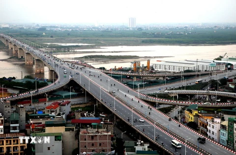 Công trình cầu Vĩnh Tuy. (Ảnh: Huy Hùng/TTXVN)