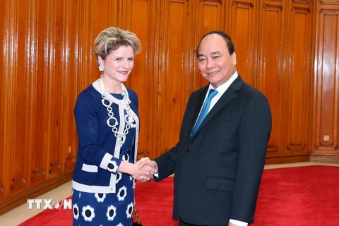 Thủ tướng Nguyễn Xuân Phúc tiếp Quốc vụ khanh Thụy Sĩ Marie Gabrielle Ineichen. (Ảnh: Thống Nhất/TTXVN)