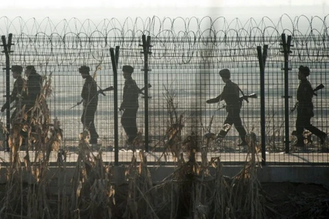 Binh lính Triều Tiên tuần tra dọc biên giới. (Nguồn: AFP)