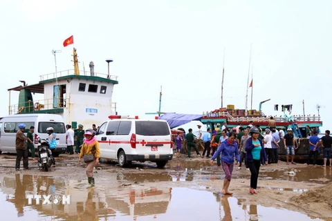 Lực lượng chức năng tỉnh Quảng Trị cùng các phương tiện chuẩn bị đón các nạn nhân vào bờ. (Ảnh: Trần Tĩnh/TTXVN)