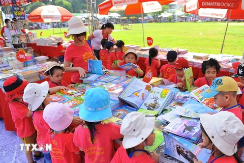 Đông đảo nhân dân thủ đô tới đọc và mua sáchtại Hội sách Hà Nội 2016. (Ảnh: Minh Đức/TTXVN)