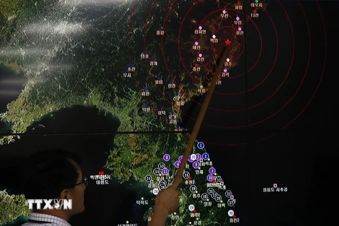 Giám đốc thăm dò động đất và núi lửa thuộc cơ quan khí tượng Hàn Quốc Ryoo Yong-Gyu mô tả vị trí khu vực được cho là nơi Triều Tiên tiến hành một vụ thử hạt nhân ngày 9/9. (Nguồn: EPA/TTXVN)