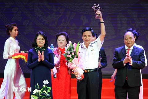 Thủ tướng Nguyễn Xuân Phúc và Phó Chủ tịch nước Đặng Thị Ngọc Thịnh trao tặng cúp Thánh Gióng cho các doanh nhân tiêu biểu. (Ảnh: Tuấn Anh/TTXVN)