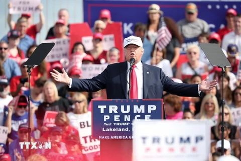 Ứng viên Donald Trump phát biểu trong cuộc vận động tranh cử tại Lakeland, bang Florida (Mỹ). (Nguồn: AFP/TTXVN)