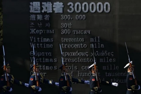 Thành viên Quân đội Giải phóng Trung Quốc (PLA) tại một buổi lễ tưởng niệm ở Bảo tàng thảm sát Nam Kinh, tỉnh Giang Tô, Trung Quốc. (Nguồn: Reuters)