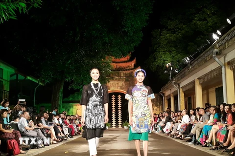 Trình diễn áo dài tại sự kiện giới thiệu Festival áo dài Hà Nội năm 2016. (Ảnh: Đinh Thị Thuận/TTXVN)