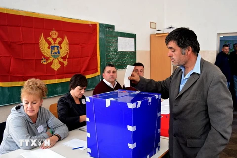Cử tri Montenegro bỏ phiếu tại một điểm bầu cử ở Podgorica. (Nguồn: EPA/TTXVN)
