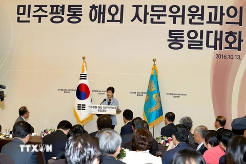Tổng thống Hàn Quốc Park Geun-hye (giữa) trong một cuộc họp ở thủ đô Seoul. (Nguồn: EPA/TTXVN)