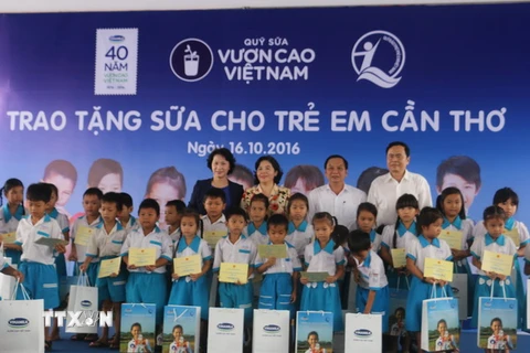 Chủ tịch Quốc Hội Nguyễn Thị Kim Ngân trao tặng sữa cho trẻ em thành phố Cần Thơ. (Ảnh: Ngọc Thiện/TTXVN)