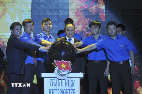 Thủ tướng Nguyễn Xuân Phúc và các đại biểu thực hiện nghi thức phát động Chương trình thanh niên khởi nghiệp giai đoạn 2016-2021. (Ảnh: Phạm Kiên/TTXVN)