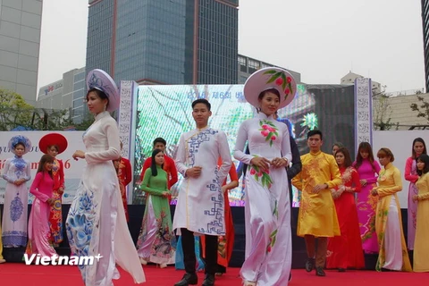 Trình diễn áo dài truyền thống Việt Nam tại lễ hội. (Ảnh: Vũ Toàn-Phạm Duy/Vietnam+)