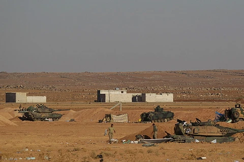 Binh sỹ cùng xe tăng Thổ Nhĩ Kỳ tại thị trấn al-Rai do quân nổi dậy kiểm soát, ở Aleppo, Syria. (Nguồn: Reuters)