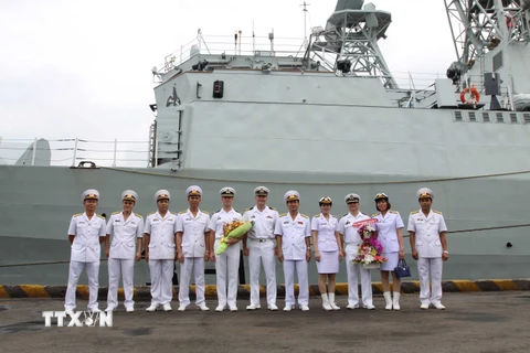 Thủy thủ tàu HMCS Vancouver cùng với Lực lượng Hải quân Việt Nam. (Ảnh: Thanh Vũ/TTXVN)