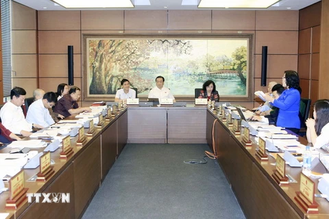 Đoàn đại biểu Quốc hội thành phố Hà Nội thảo luận tại tổ. (Ảnh: Phạm Kiên/TTXVN)