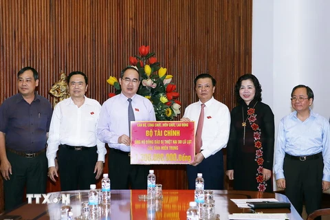 Chủ tịch Mặt trận Tổ quốc Việt Nam tiếp nhận số tiền 1,3 tỷ đồng của cán bộ, công chức, viên chức Bộ Tài chính quyên góp ủng hộ cho đồng bào miền Trung. (Ảnh: Nguyễn Dân/TTXVN)