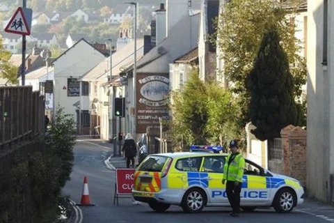 Cảnh sát phong tỏa khu vực xung quanh hiện trường phát hiện gói khả nghi. (Nguồn: mirror.co.uk)