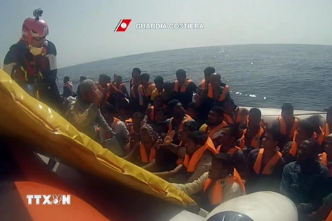 Người di cư được cứu trên biển ngoài khơi Lampedusa, Italy. (Nguồn: EPA/TTXVN)