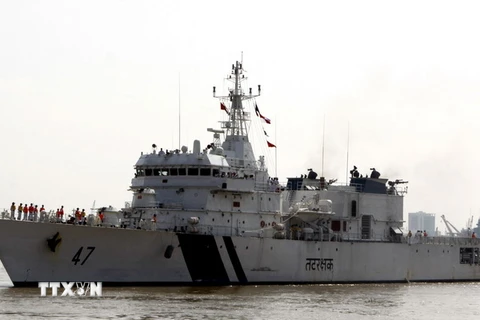 Tàu SAMRAT của Lực lượng Bảo vệ Ấn Độ trong chuyến thăm Việt Nam tháng 12/2012. (Ảnh: Thế Anh/TTXVN)