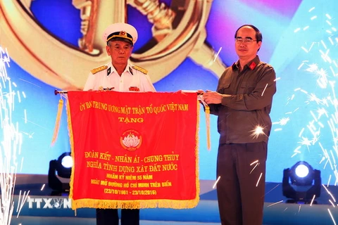 Chủ tịch Ủy ban Trung ương MTTQ Việt Nam Nguyễn Thiện Nhân trao tặng bức trướng tại Chương trình giao lưu. (Ảnh: Nguyễn Dân/TTXVN) 