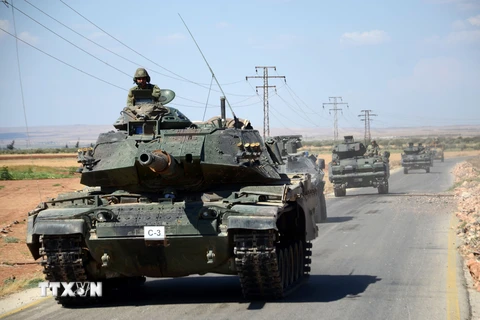 Xe tăng của quân đội Thổ Nhĩ Kỳ trong chiến dịch truy quét phiến quân IS gần làng al-Waqf của Syria. (Nguồn: AFP/TTXVN)