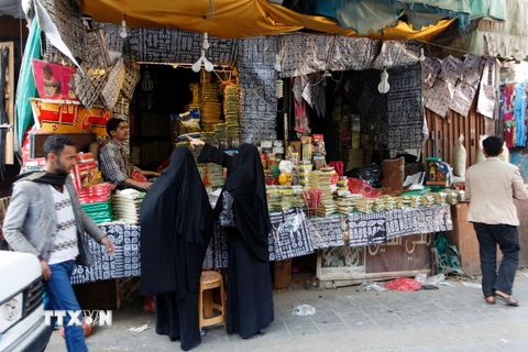 Người dân Yemen mua sắm tại một chợ ở Sanaa ngày 21/10 sau khi lệnh ngừng bắn có hiệu lực. (Nguồn: AFP/TTXVN)