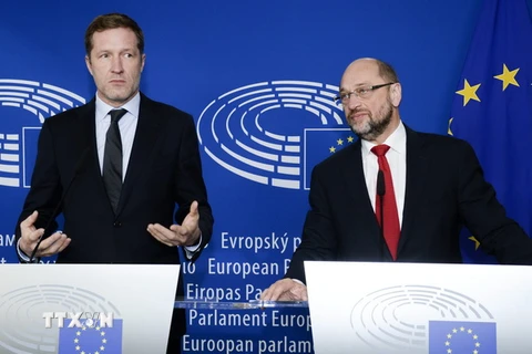 Chủ tịch Nghị viện châu Âu Martin Schulz (phải) và Thủ hiến vùng Wallonia của Bỉ Paul Magnette (trái) trong cuộc gặp tìm ra hướng cứu vãn CETA. (Nguồn: EPA/TTXVN)