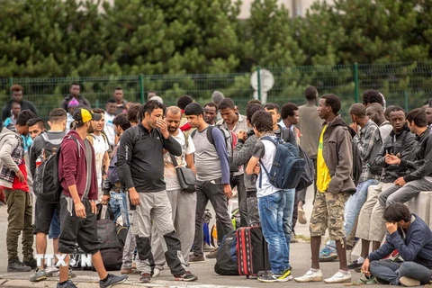 Người di cư tại khu trại tạm ở Calais, Pháp. (Nguồn: AFP/TTXVN)