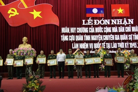 Trao Huân, Huy chương của Lào tặng quân tình nguyện Việt Nam