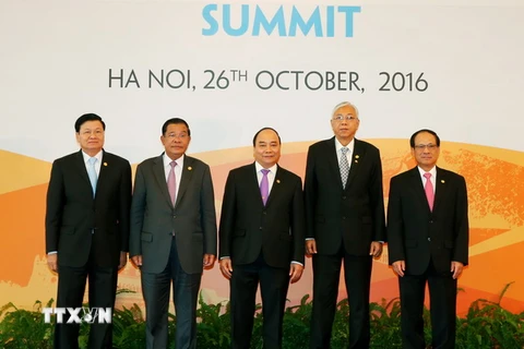 Thủ tướng Nguyễn Xuân Phúc chụp ảnh chung với các Trưởng đoàn. (Nguồn: TTXVN)