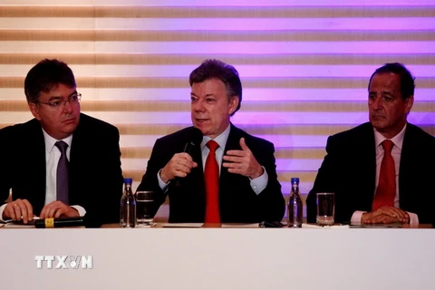 Tổng thống Colombia Juan Manuel Santos (giữa) và Trưởng đoàn đàm phán với ELN Juan Camilo Restrepo (phải) tại một sự kiện ở Bogota. (Nguồn: EPA/TTXVN)