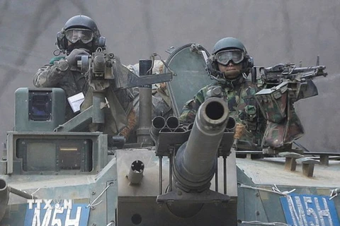 Binh sỹ Hàn Quốc trong một cuộc tập trận thường niên ở Paju, gần biên giới với Triều Tiên. (Nguồn: AP/TTXVN)