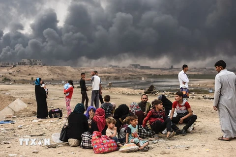 Người dân Iraq tập trung tại khu vực gần thành phố Qayyarah sau khi rời khỏi thành phố Mosul. (Nguồn: AFP/TTXVN)