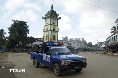Xe của cảnh sát tuần tra sau vụ tấn công ở Maungdaw. (Nguồn: EPA/TTXVN)