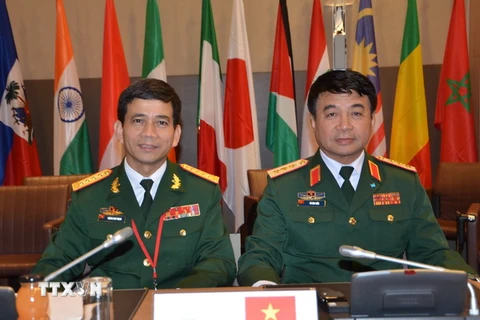 Thượng tướng Võ Văn Tuấn (phải), Phó Tổng Tham mưu trưởng Quân đội nhân dân Việt Nam, tại hội nghị. (Ảnh: Bích Hà/TTXVN)