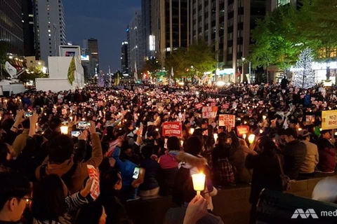 Người dân biểu tình ở thủ đô Seoul yêu cầu Tổng thống Park Geun-Hye từ chức. (Nguồn: Mediacorp)