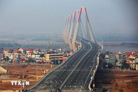 Cầu Nhật Tân và đường dẫn phía quận Tây Hồ, Hà Nội. (Ảnh: Huy Hùng/TTXVN)