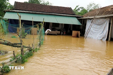 Nước ngập vào nhà người dân thôn Phía Nam, xã Thạch Tân, huyện Thạch Hà, Hà Tĩnh. (Ảnh: Công Tường/TTXVN)