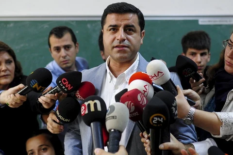 Ông Selahattin Demirtas, đồng lãnh đạo đảng HDP, bị bắt giữ tại Ankara. (Nguồn: Reuters)