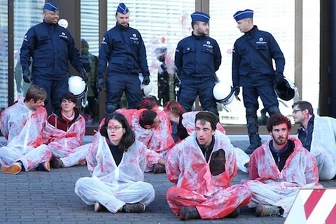 Những người phản đối CETA biểu tình trước trụ sở EC tại Brussels, Bỉ. (Nguồn: Anadolu)