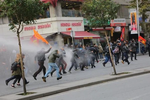 Cảnh sát Thổ Nhĩ Kỳ ​dùng vòi rồng để giải tán các đám đông biểu tình ở trung tâm thành phố Istanbul. (Nguồn: Reuters)
