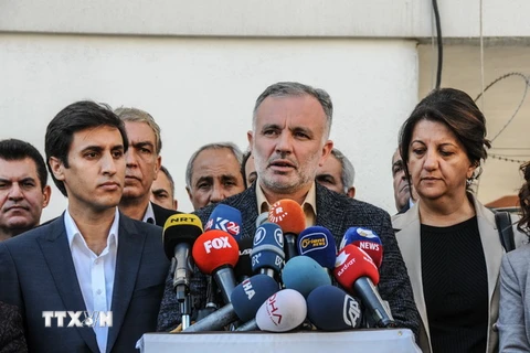 Người phát ngôn HDP Ayhan Bilgen (giữa) trong cuộc họp báo ở Diyarbakir. (Nguồn: AFP/TTXVN)