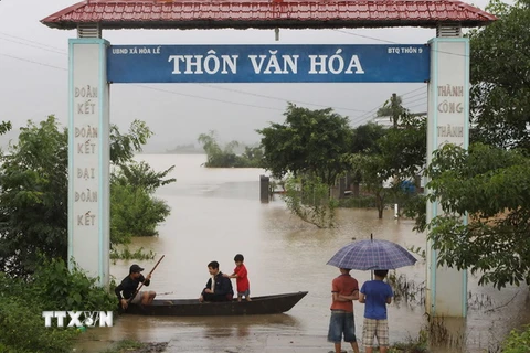 Nhiều thôn, buôn ở Đắk Lắk bị cô lập do nước lũ chia cắt. (Ảnh: Dương Giang/TTXVN)