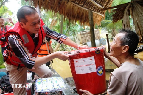 Trung ương Hội chữ thập đỏ Việt Nam hỗ trợ khẩn cấp vùng lũ Hà Tĩnh. (Ảnh: Hoàng Ngà/TTXVN)