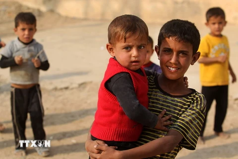 Trẻ em Iraq tại làng al-Khuwayn, phía Nam thành phố Mosul. (Nguồn: AFP/TTXVN)